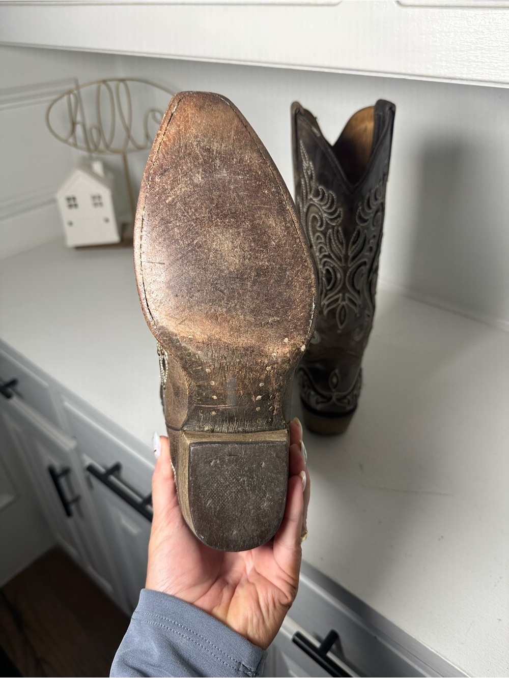 **SOLD**Corral Style Women’s 7.5 Brown Embroidered Cowboy Boots Distressed - Picture 8 of 9